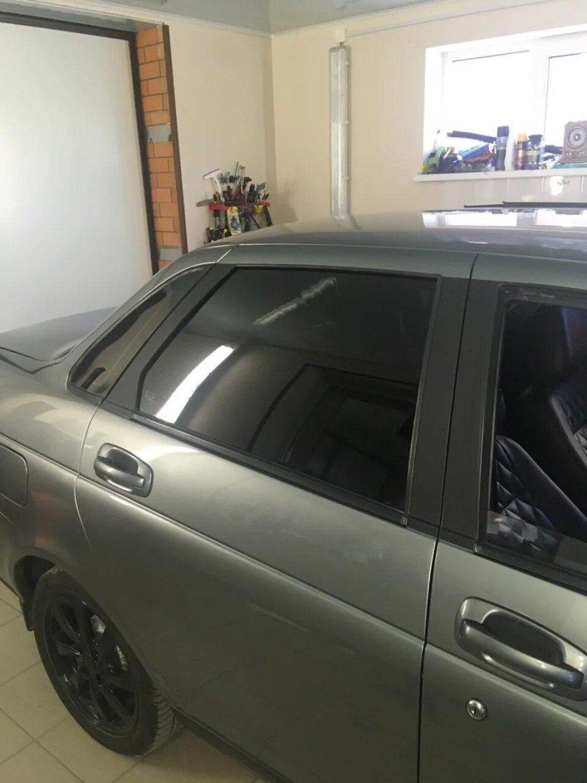 Черные стойки дверей Приора