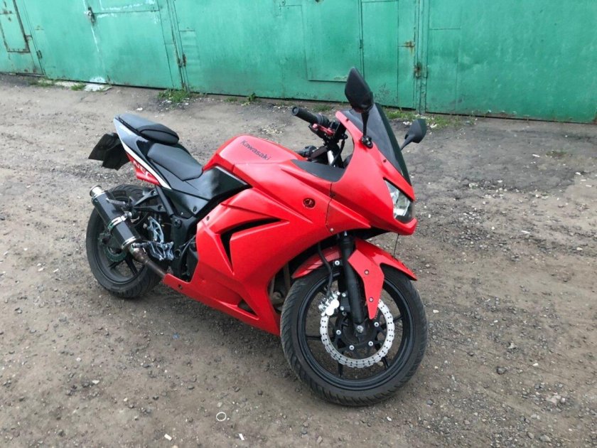 Kawasaki Ninja 250 красный
