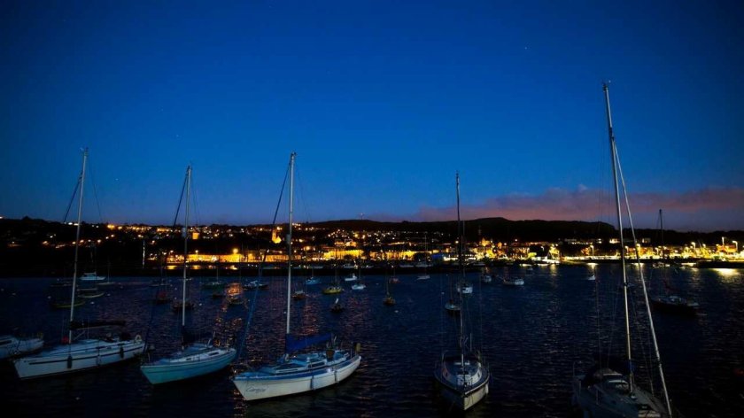 Яхта у причала