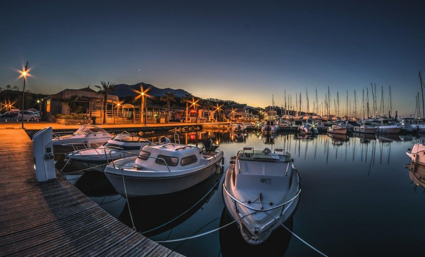 Яхта у причала