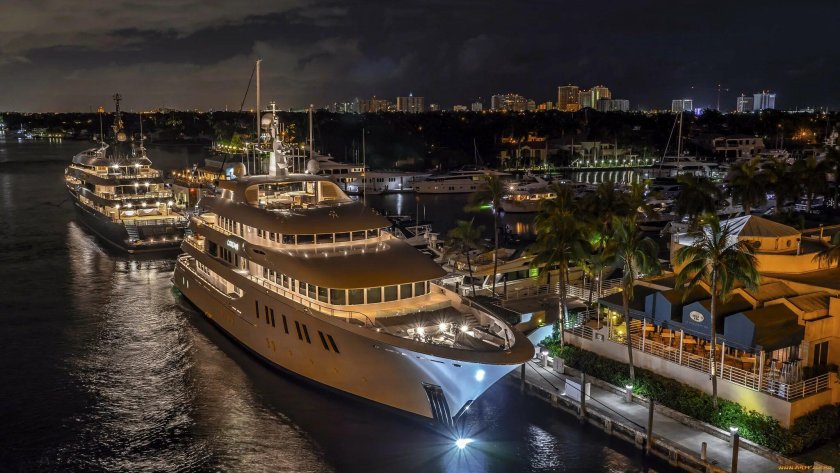 Роскошный корабль