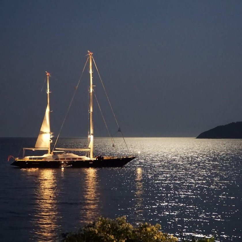 Яхта в море