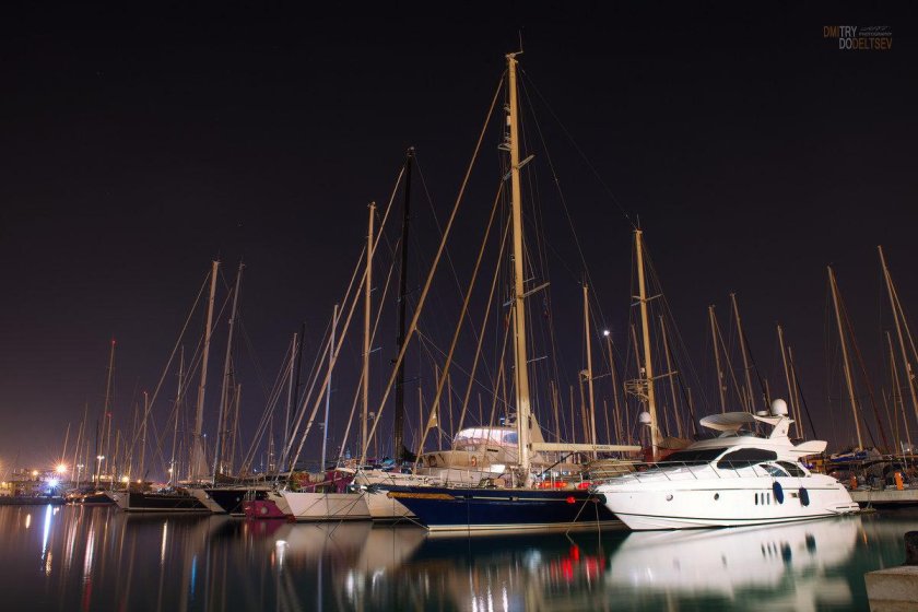 Яхта ночью