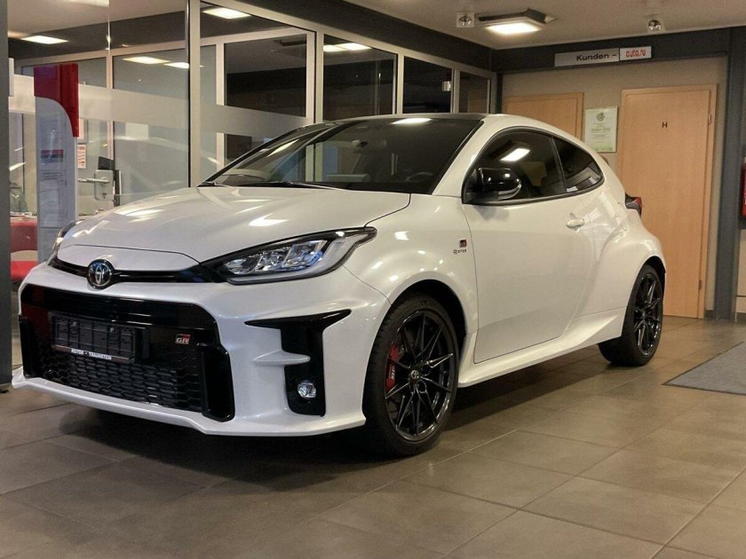 Тойота Ярис 2020