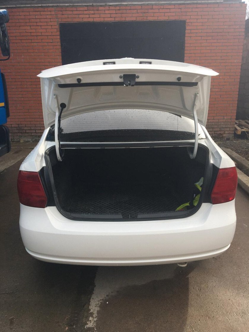 Фото открытого багажника