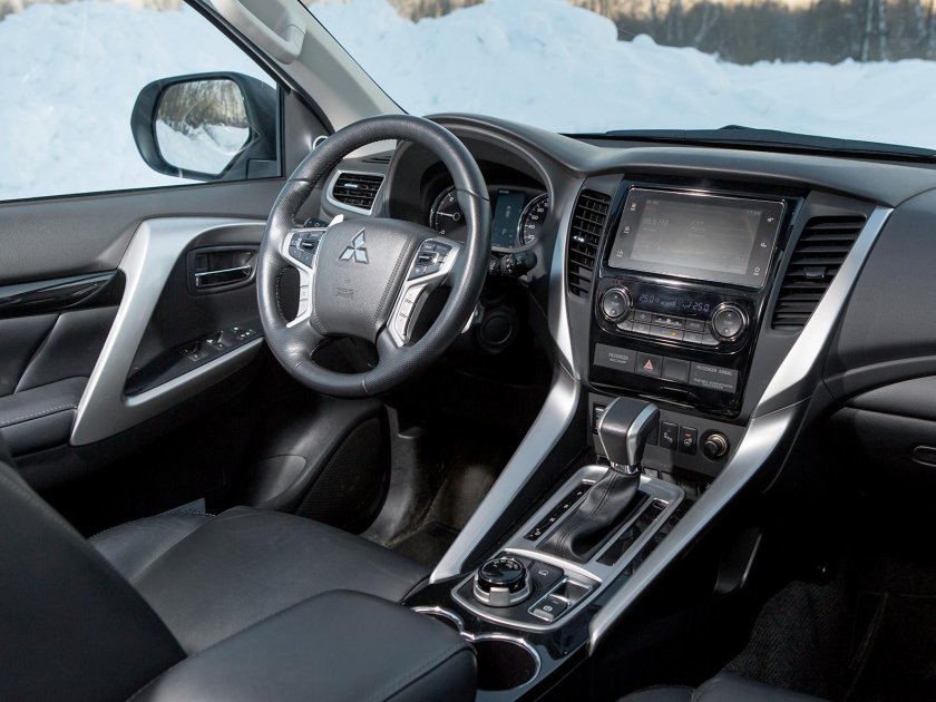 Митсубиси Паджеро спорт 2021 салон