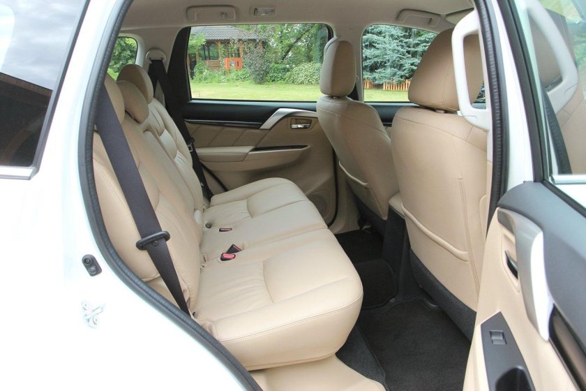 Паджеро спорт с бежевым салоном