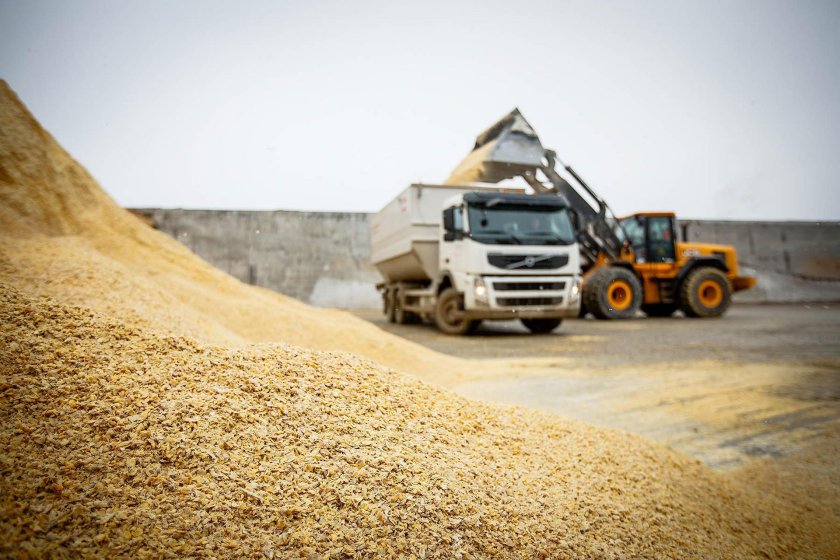 Самосвал с песком