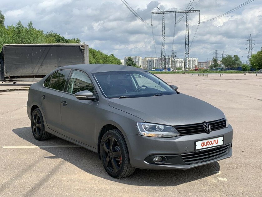 Серый Volkswagen Jetta a6