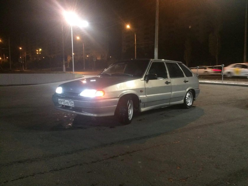 Белая ВАЗ 2114 ксенон