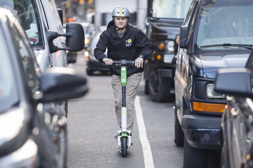 Электросамокаты на дороге