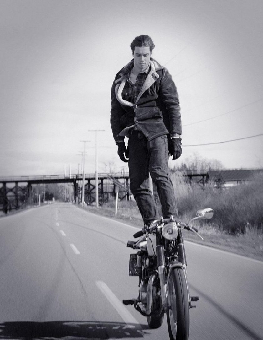 Стоя на мотоцикле