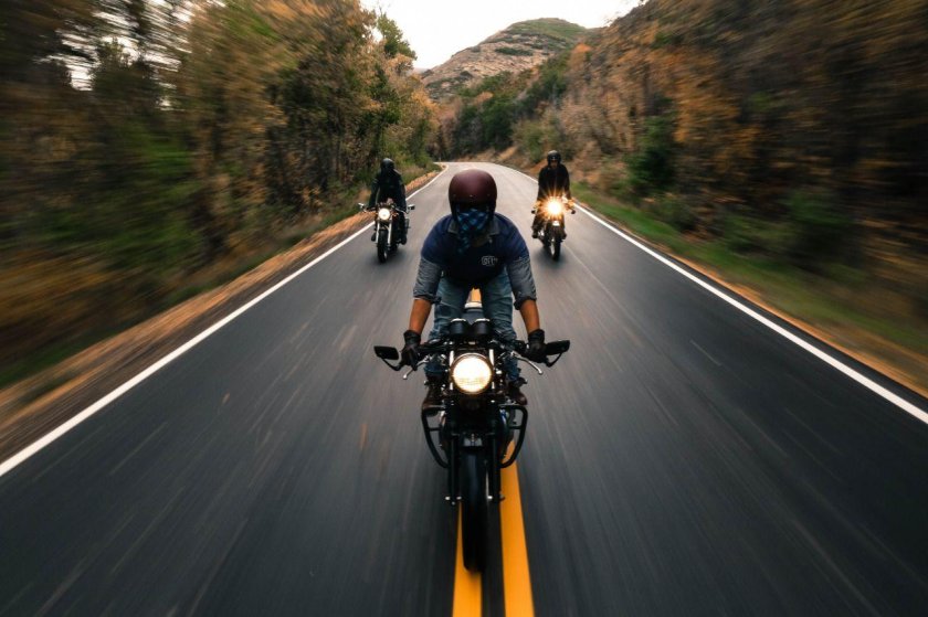 Мотоцикл на дороге