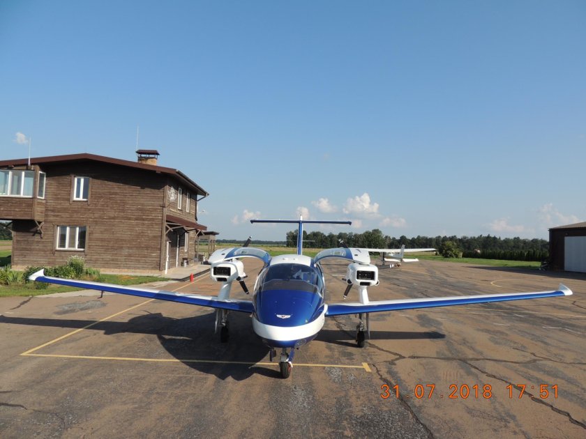 Двухмоторный четырехместный самолет