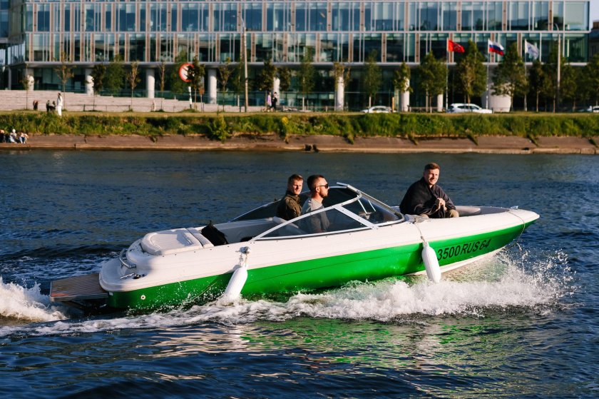 Катер стремительный