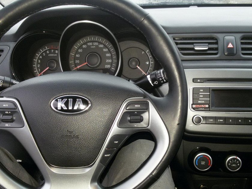 Kia Rio 3 торпеда