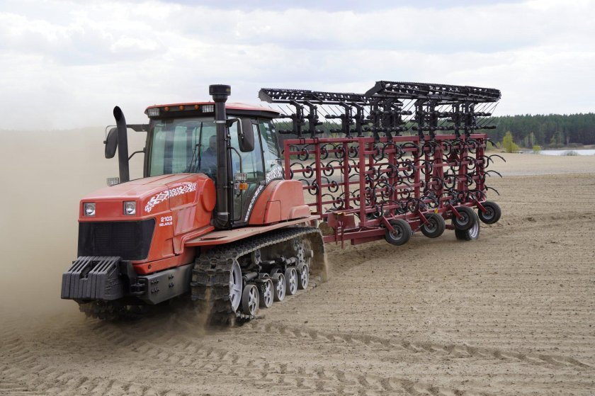 Гусеничный Беларус 2103