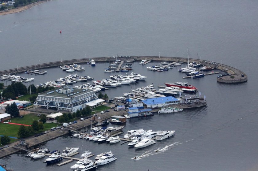 Петровская коса, Крестовский остров