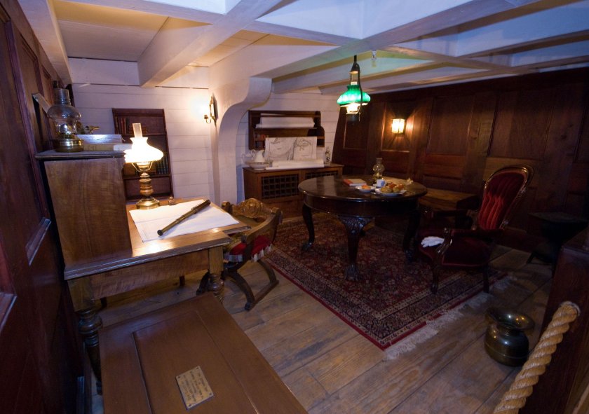 Капитанская каюта пиратского корабля 17в