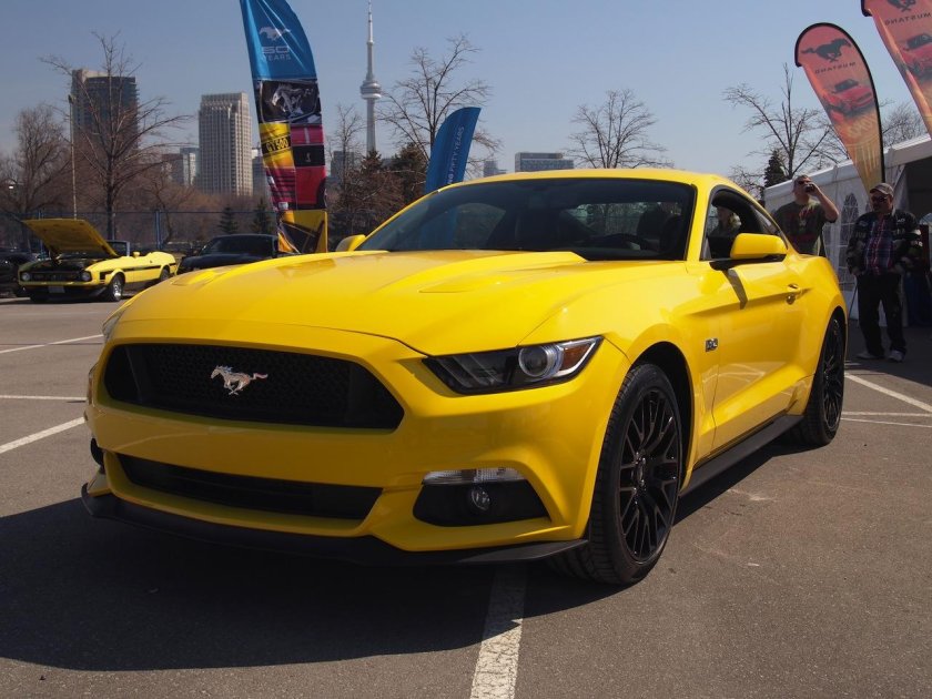 Форд Мустанг желтый