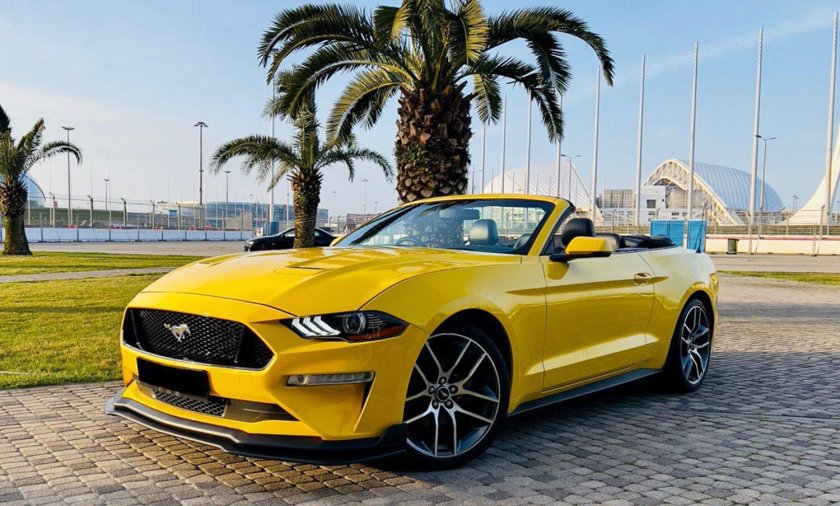 Форд Мустанг желтый