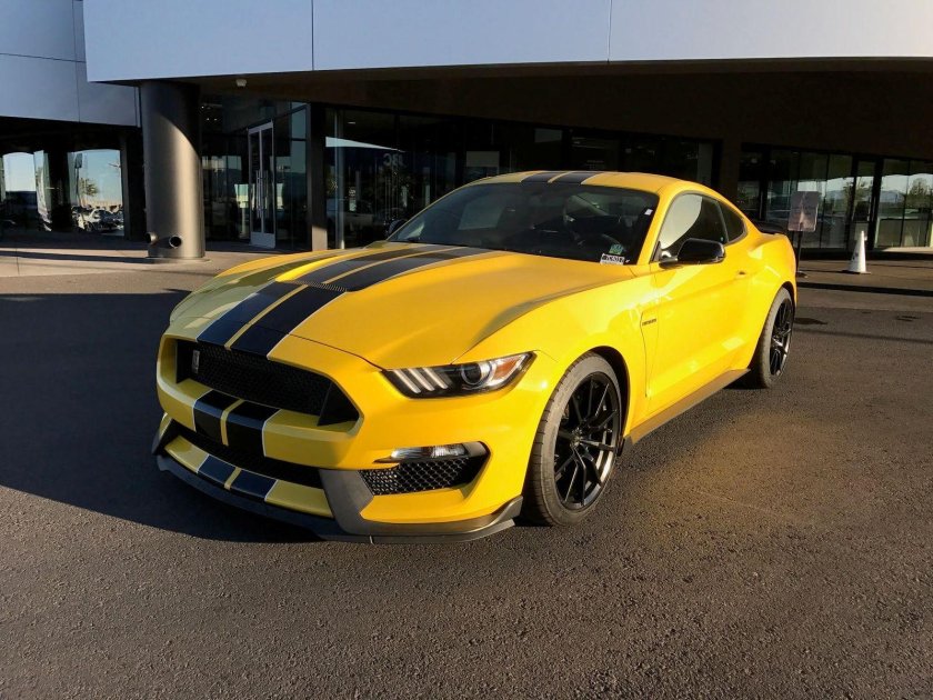 Форд Мустанг 2015 желтый