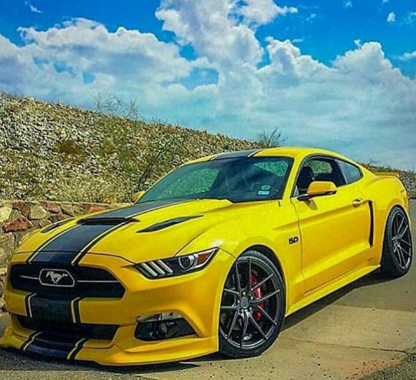 Форд Мустанг Шелби желтый