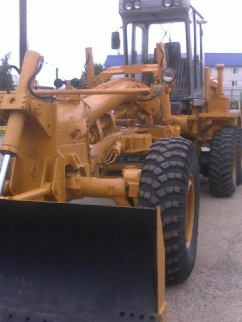 Грейдер ЧСДМ ДЗ-98