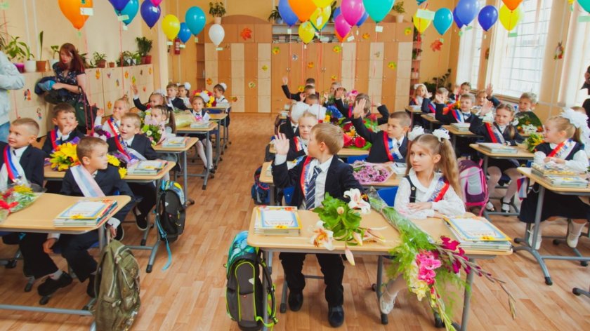 Первоклассники в классе