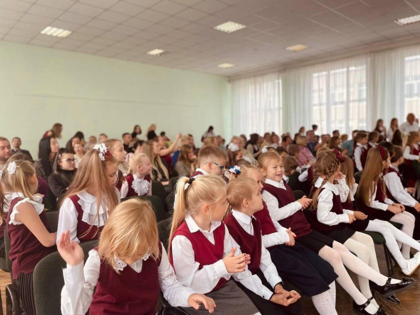 Первоклашки всюду первоклашки на ступеньках школы