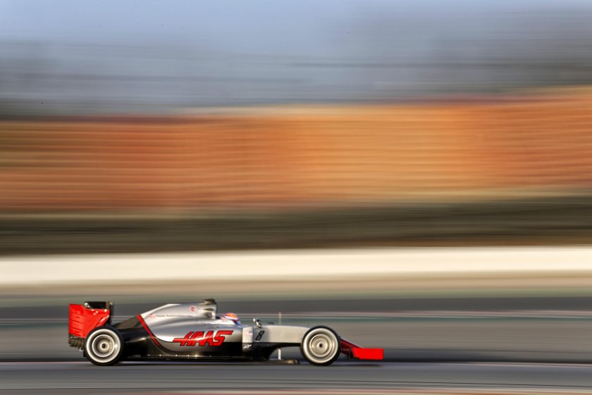 Гоночная машина в движении