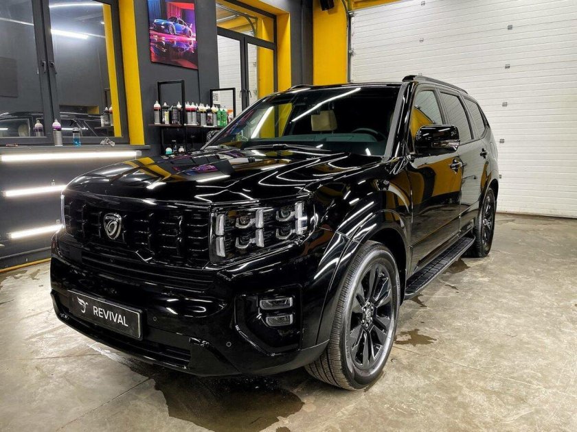 Toyota Land Cruiser 200 Black Tuning