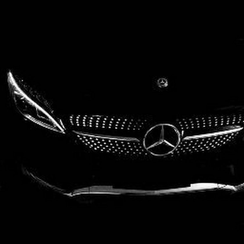 Мерседес ЦЛС 63 АМГ на черном фоне