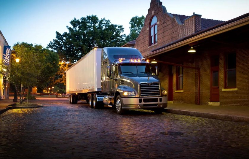 Грузовик на дороге