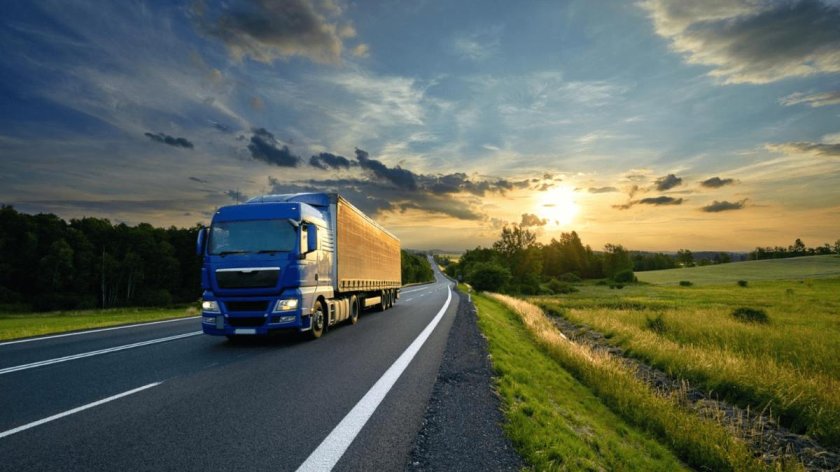 Грузовик на дороге