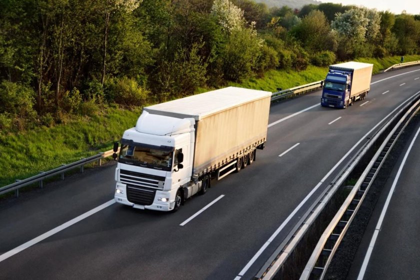 Грузовик на дороге