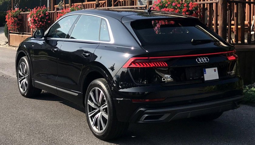 Audi q8 черная