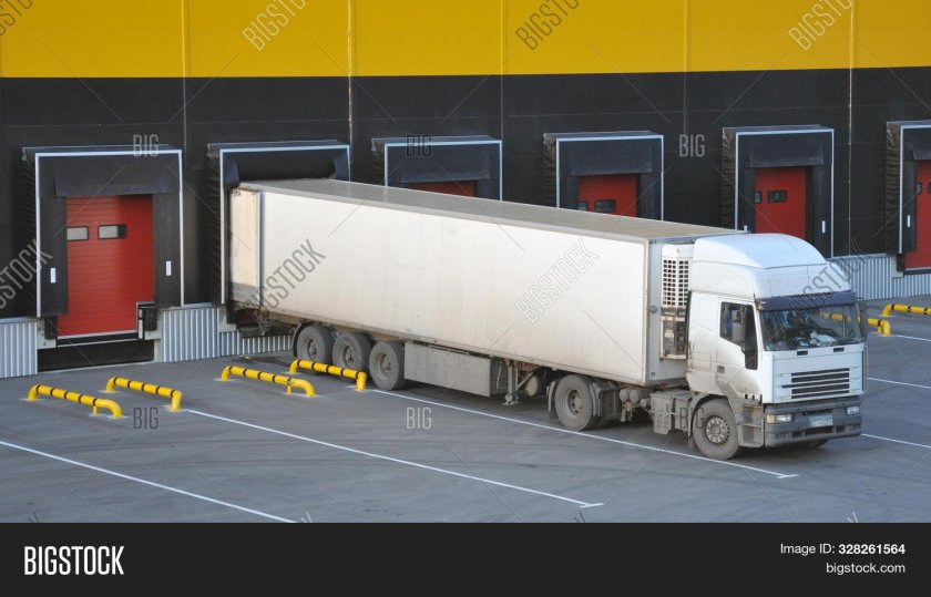 Разгрузка фуры на складе