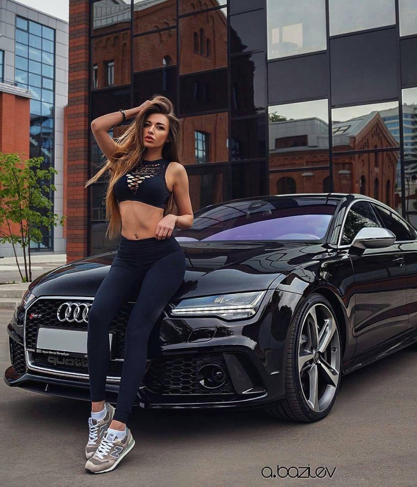Девушка на Ауди а7