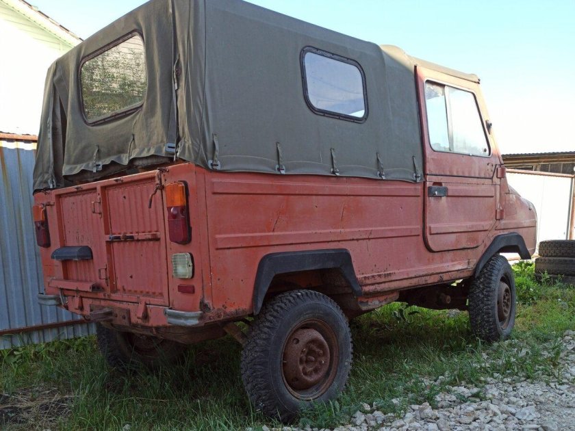 ЛУАЗ 969м в лесу