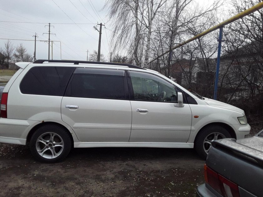 Мицубиси Шариот Грандис 2001