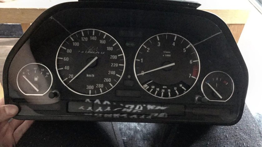 BMW e34 приборная панель красная