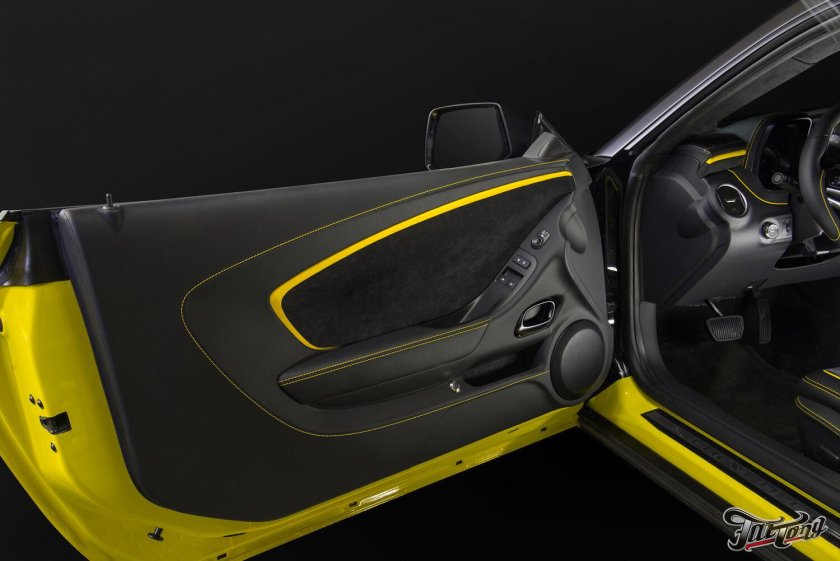 Chevrolet Camaro 2020 салон жёлтый