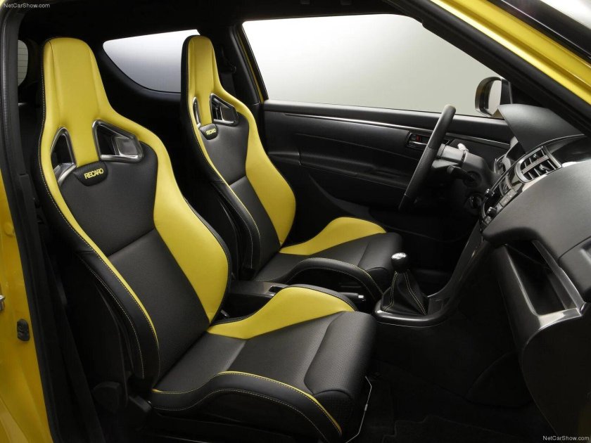 Желтый салон авто