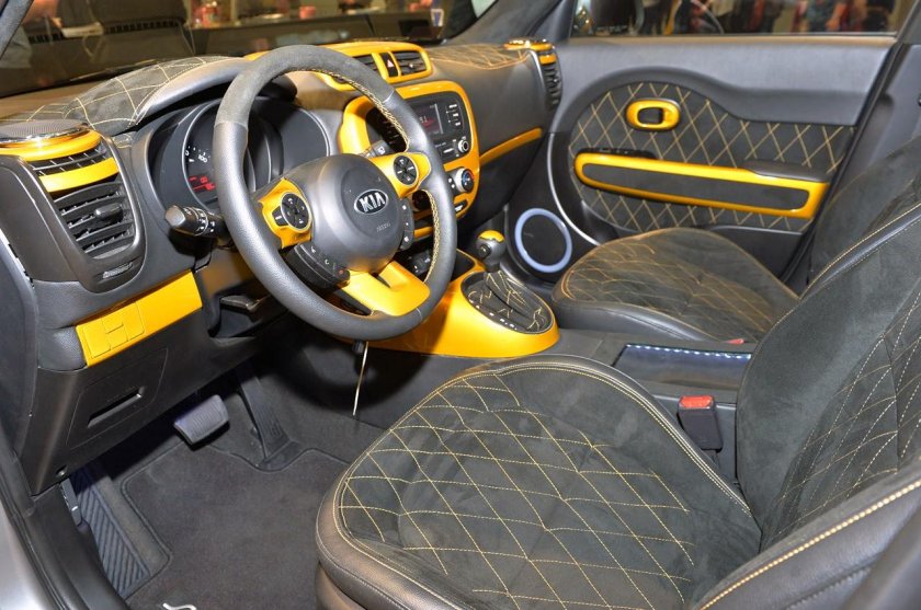 Приора ярко желтый салон