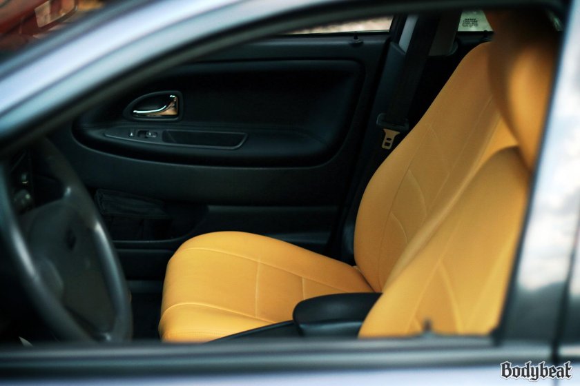 Желтый салон авто