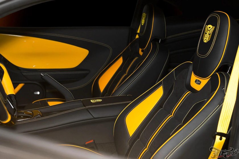 Шевроле Камаро желтая салон