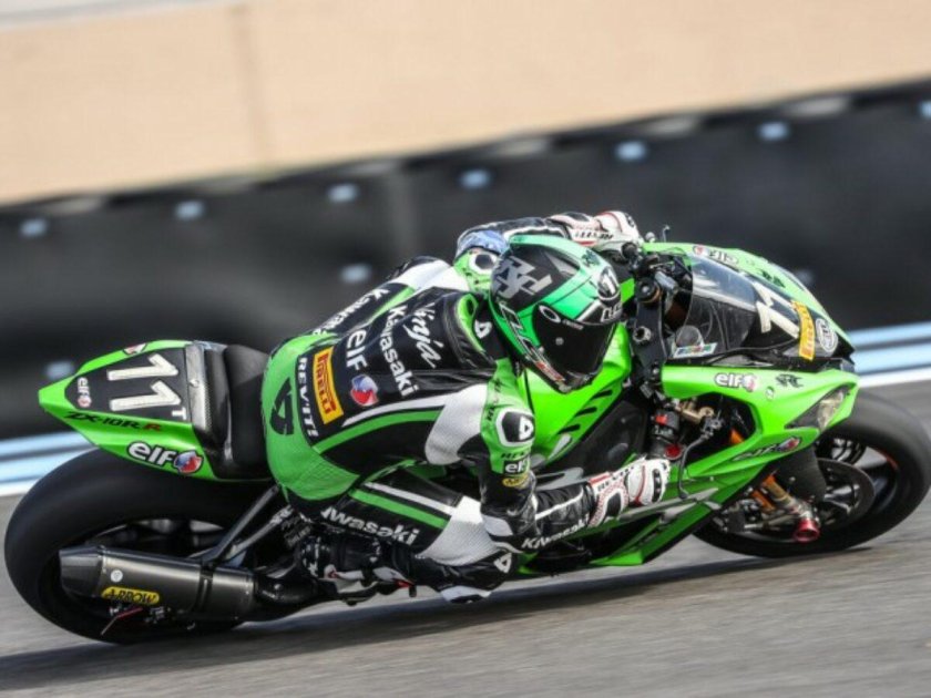 Мотоцикл Кавасаки в поле