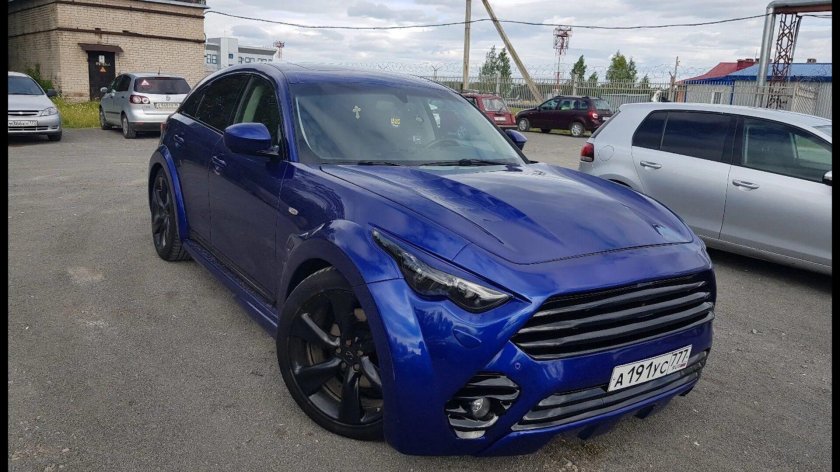 Инфинити в обвесе Ренегат матовой пленки