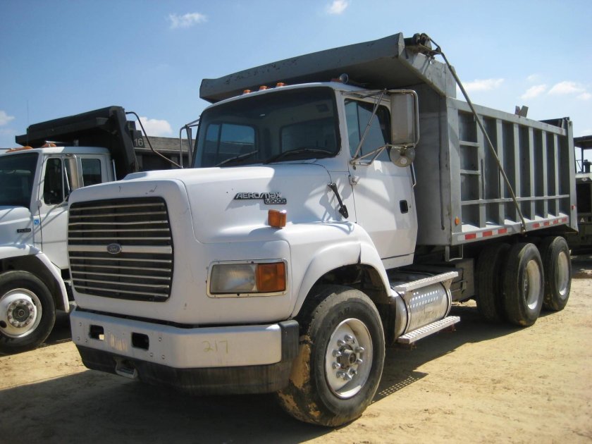 Ford l 9000 Dump Truck